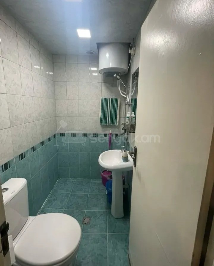 1 Սենյականոց Բնակարան Քարե Շենքում, 55քմ, 10/13 հարկ, Կապիտալ Վերանորոգված, Կահավորված