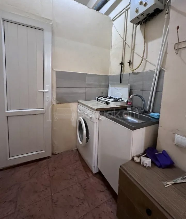2 Սենյականոց Բնակարան Քարե Շենքում, 52քմ, 1/1 հարկ, Նորմալ Վիճակում, Կահավորված