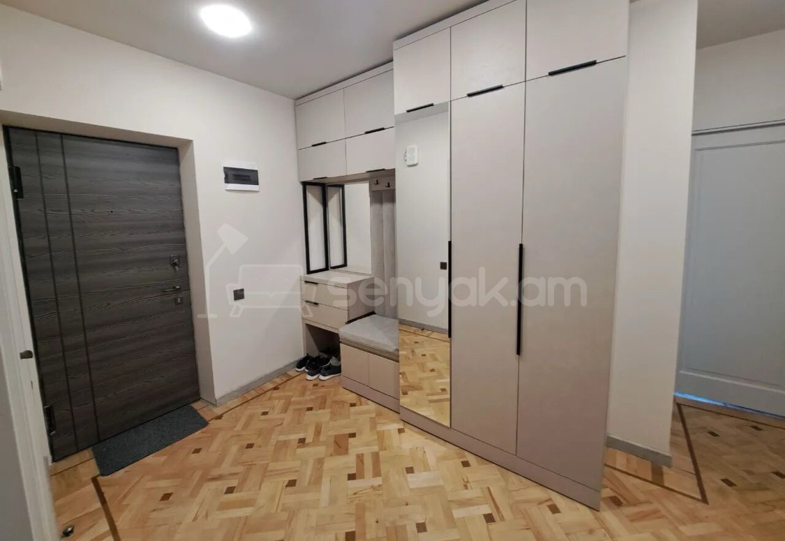 3 Սենյականոց Բնակարան Քարե Շենքում, 75քմ, 5/5 հարկ, Կապիտալ Վերանորոգված