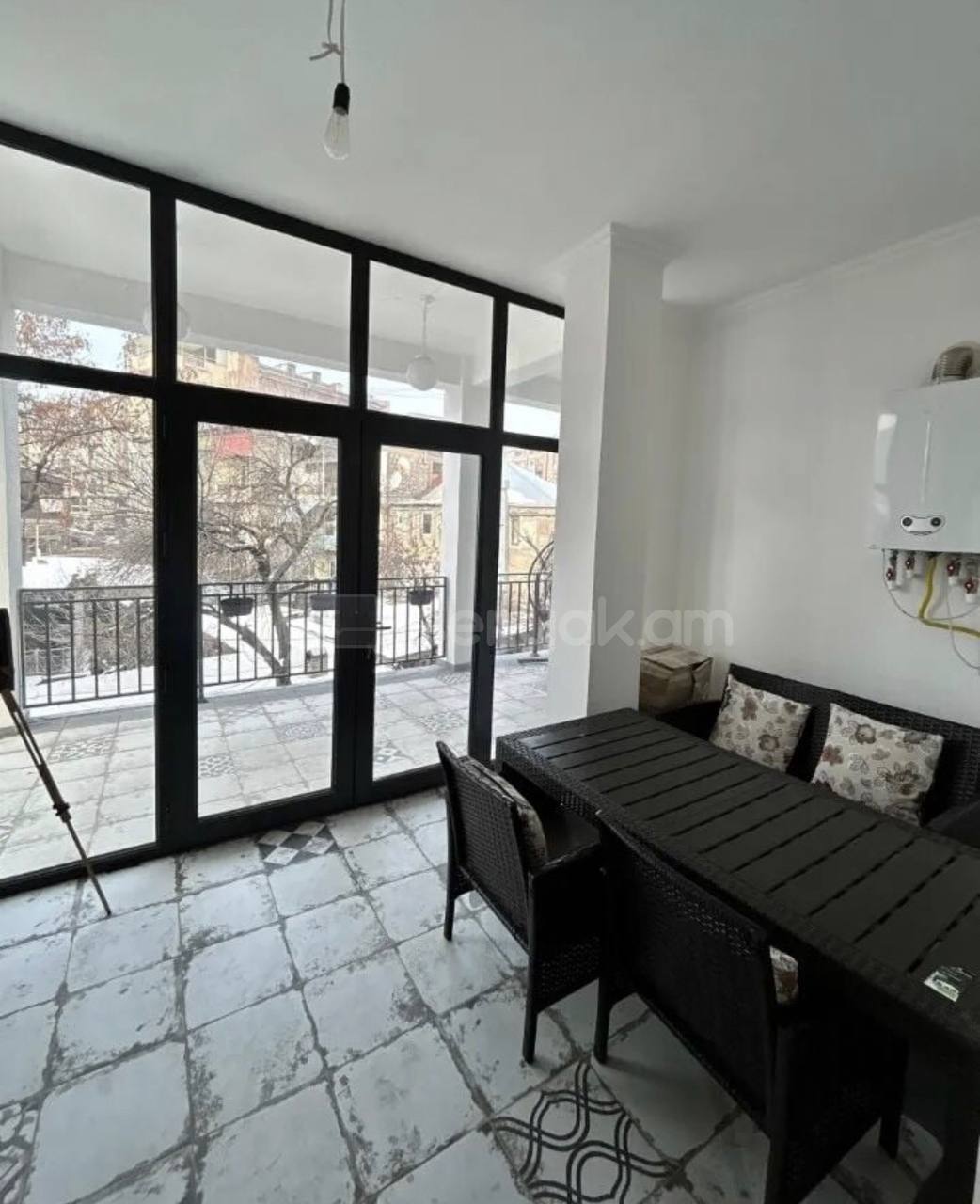 3 Սենյականոց Բնակարան Քարե Շենքում, 95քմ, 3/5 հարկ, Պետական Վիճակում