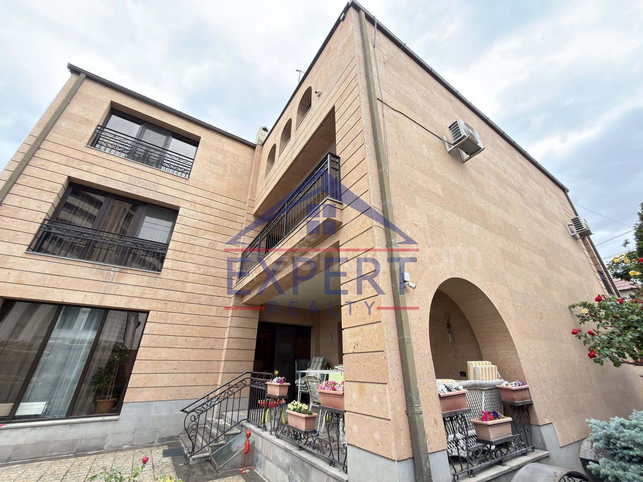6 Սենյականոց Շքեղ Առանձնատուն, 679քմ, Կահավորված, Լողավազանով, Ավտոտնակով