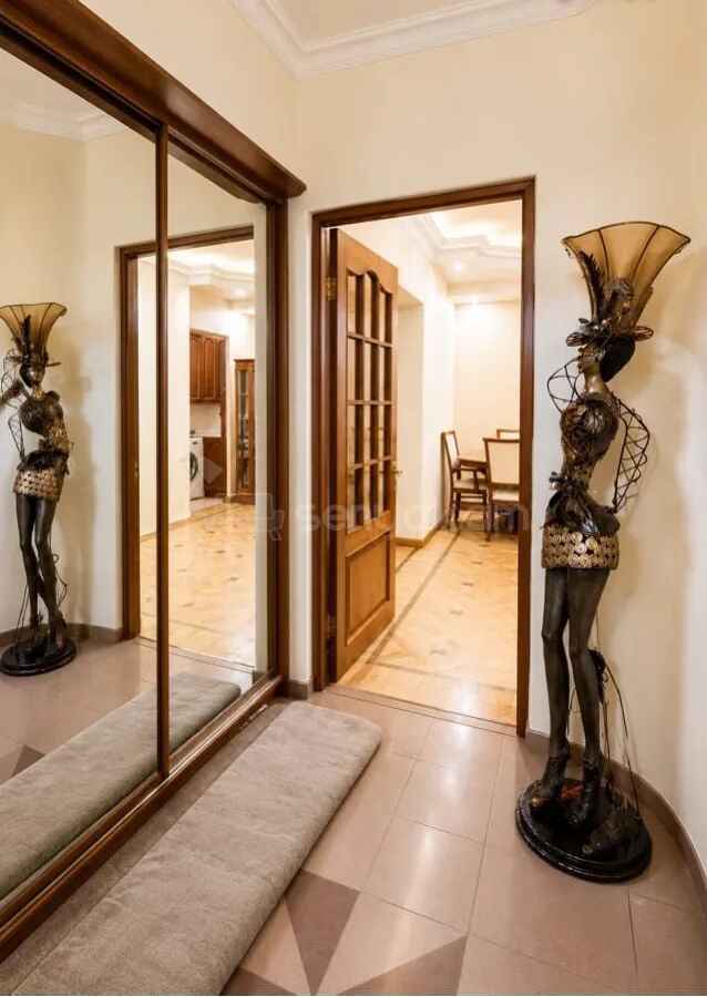 4 Սենյականոց Բնակարան Քարե Շենքում, 100քմ, 1/5 հարկ, Կապիտալ Վերանորոգված, Կահավորված