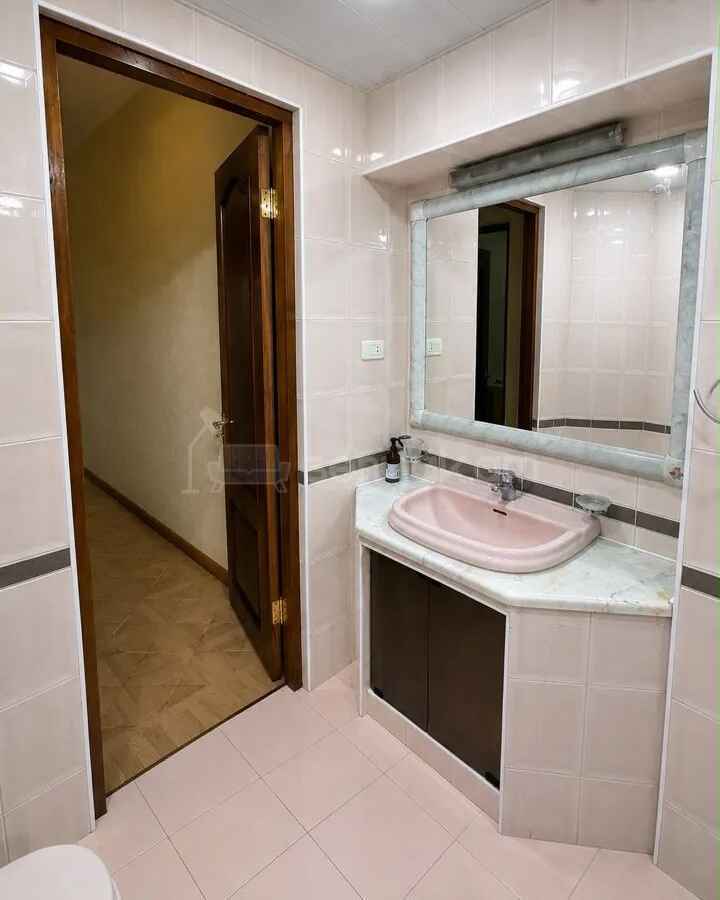 4 Սենյականոց Բնակարան Քարե Շենքում, 100քմ, 1/5 հարկ, Կապիտալ Վերանորոգված, Կահավորված