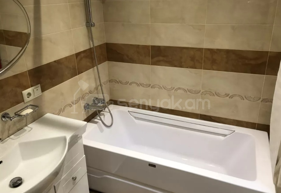 2 Սենյականոց Բնակարան Քարե Շենքում, 60քմ, 3/5 հարկ, Կապիտալ Վերանորոգված
