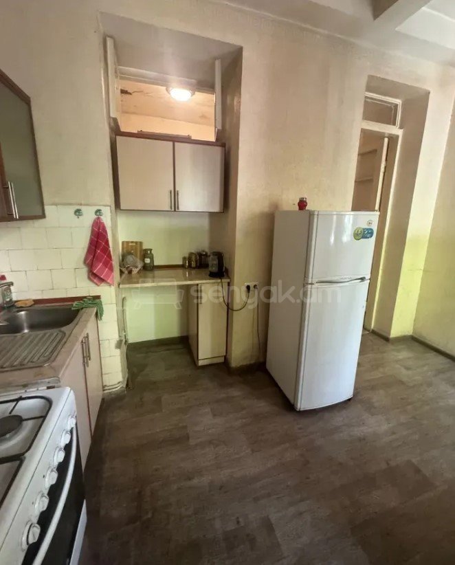 3 Սենյականոց Բնակարան Քարե Շենքում, 80քմ, 2/5 հարկ, Պետական Վիճակում