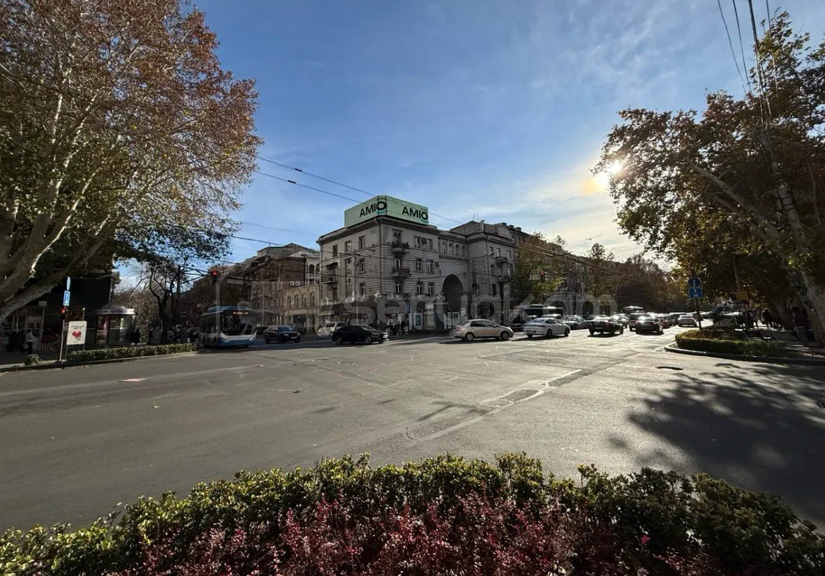 3 Սենյականոց Բնակարան Քարե Շենքում, 80քմ, 2/5 հարկ, Պետական Վիճակում