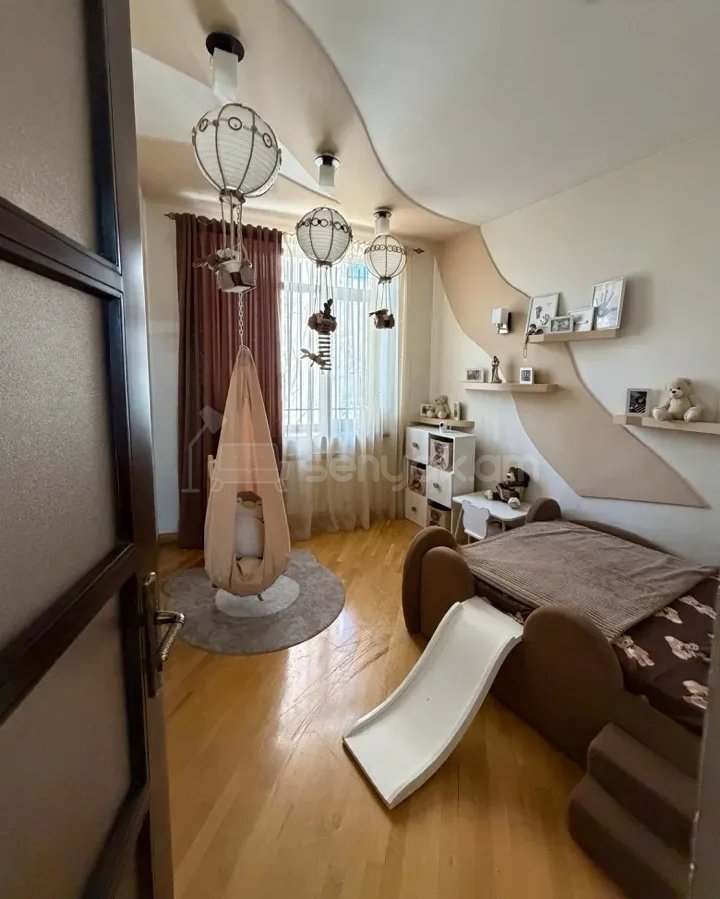 4 Սենյականոց Բնակարան Քարե Շենքում, 100քմ, 3/4 հարկ, Կապիտալ Վերանորոգված
