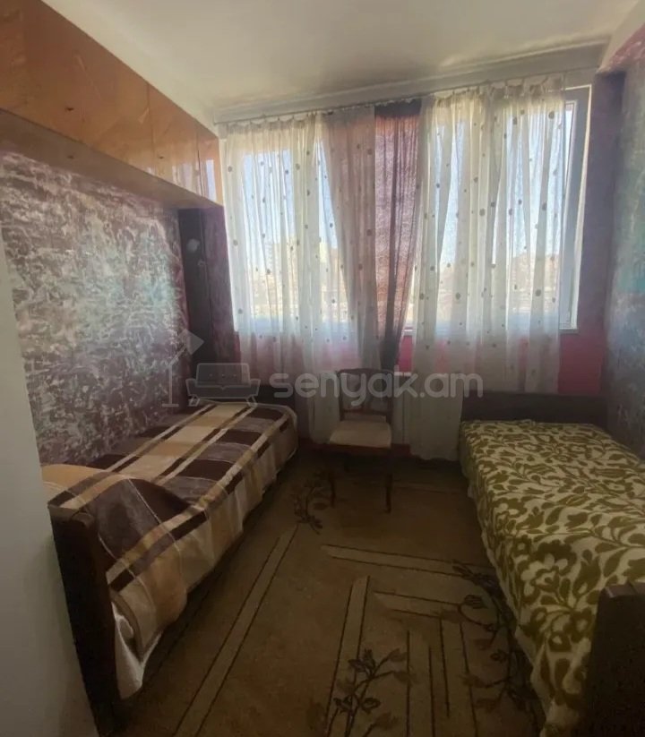 2 Սենյականոց Բնակարան Քարե Շենքում, 60քմ, 5/5 հարկ, Նորմալ Վիճակում, Կահավորված, Արևկող