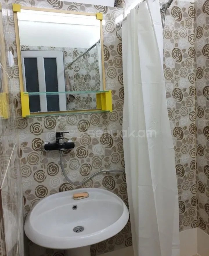 2 Սենյականոց Բնակարան Քարե Շենքում, 60քմ, 5/5 հարկ, Նորմալ Վիճակում, Կահավորված, Արևկող