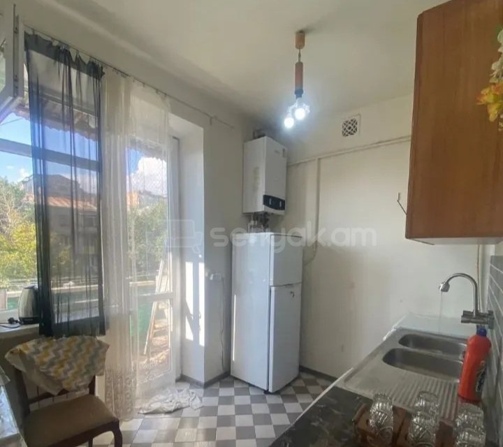 2 Սենյականոց Բնակարան Քարե Շենքում, 60քմ, 5/5 հարկ, Նորմալ Վիճակում, Կահավորված, Արևկող