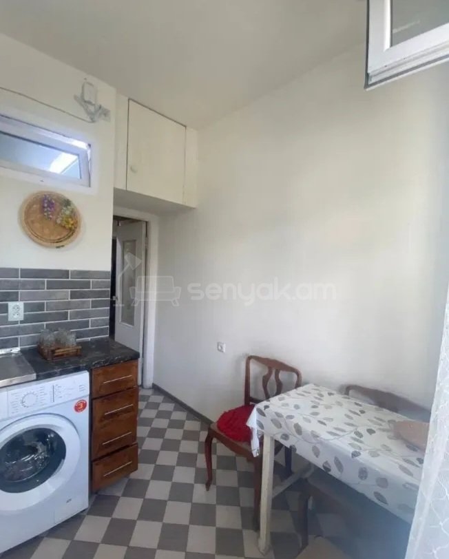 2 Սենյականոց Բնակարան Քարե Շենքում, 60քմ, 5/5 հարկ, Նորմալ Վիճակում, Կահավորված, Արևկող