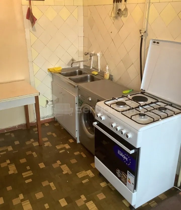 3 Սենյականոց Բնակարան Քարե Շենքում, 75քմ, 2/5 հարկ, Նորմալ Վիճակում, Կահավորված, Արևկող