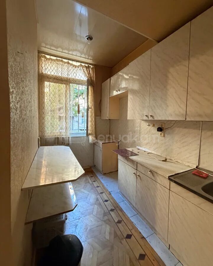 3 Սենյականոց Բնակարան Քարե Շենքում, 94քմ, 2/4 հարկ, Պետական Վիճակում