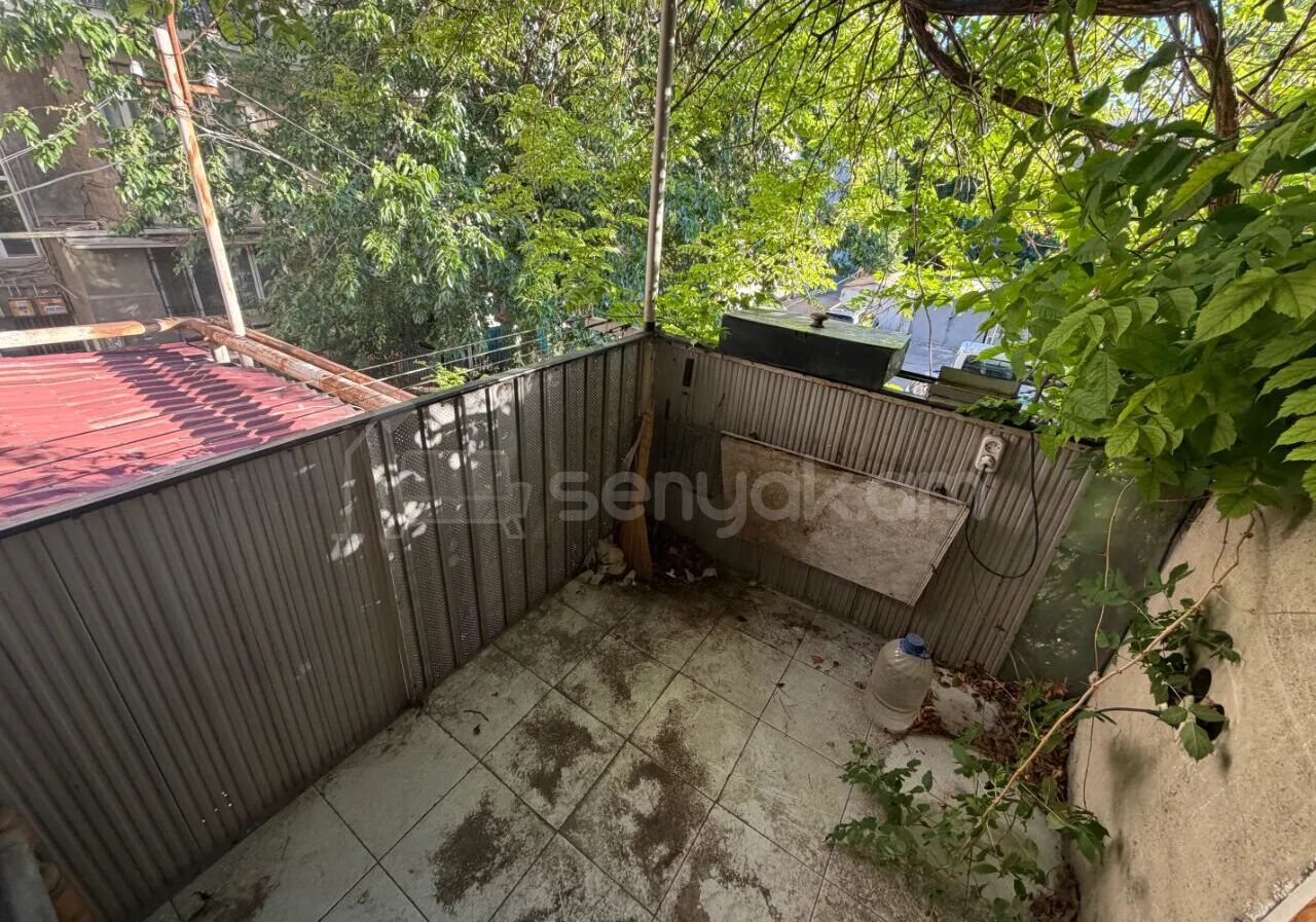 3 Սենյականոց Բնակարան Քարե Շենքում, 94քմ, 2/4 հարկ, Պետական Վիճակում
