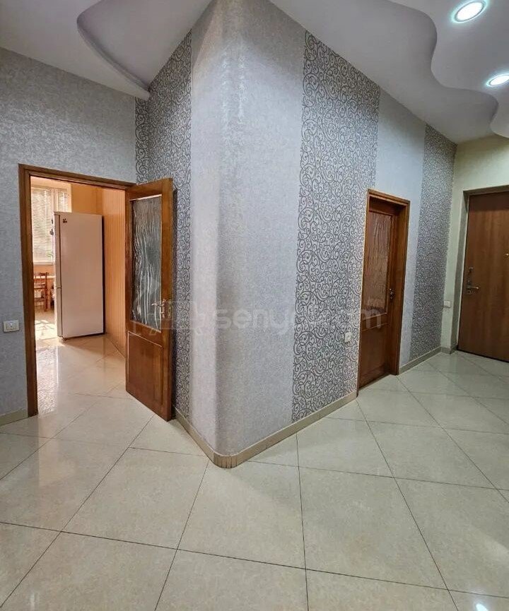 4 Սենյականոց Բնակարան Քարե Շենքում, 88քմ, 2/5 հարկ, Կապիտալ Վերանորոգված