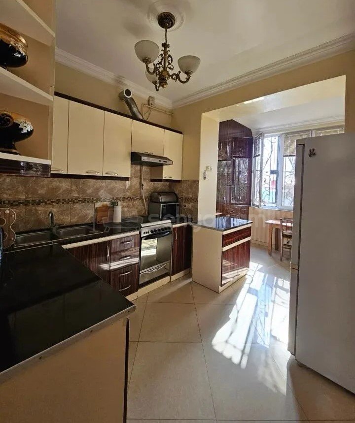 4 Սենյականոց Բնակարան Քարե Շենքում, 88քմ, 2/5 հարկ, Կապիտալ Վերանորոգված