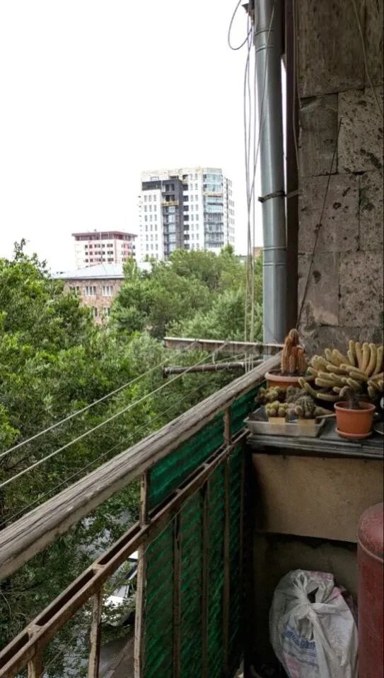 3 Սենյականոց Բնակարան Քարե Շենքում, 65քմ, 4/5 հարկ, Նորմալ Վիճակում
