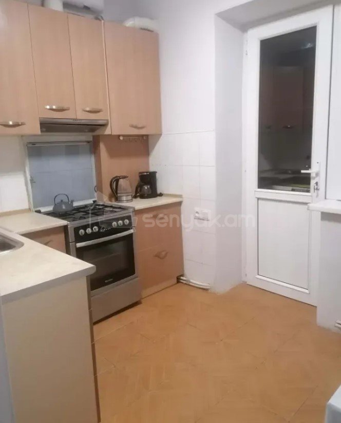 2 Սենյականոց Բնակարան Քարե Շենքում, 57քմ, 5/5 հարկ, Կապիտալ Վերանորոգված
