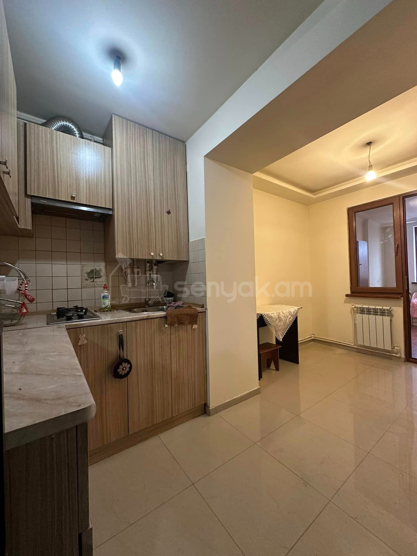 3 Սենյականոց Բնակարան Քարե Շենքում, 75քմ, 4/5 հարկ, Նորմալ Վիճակում
