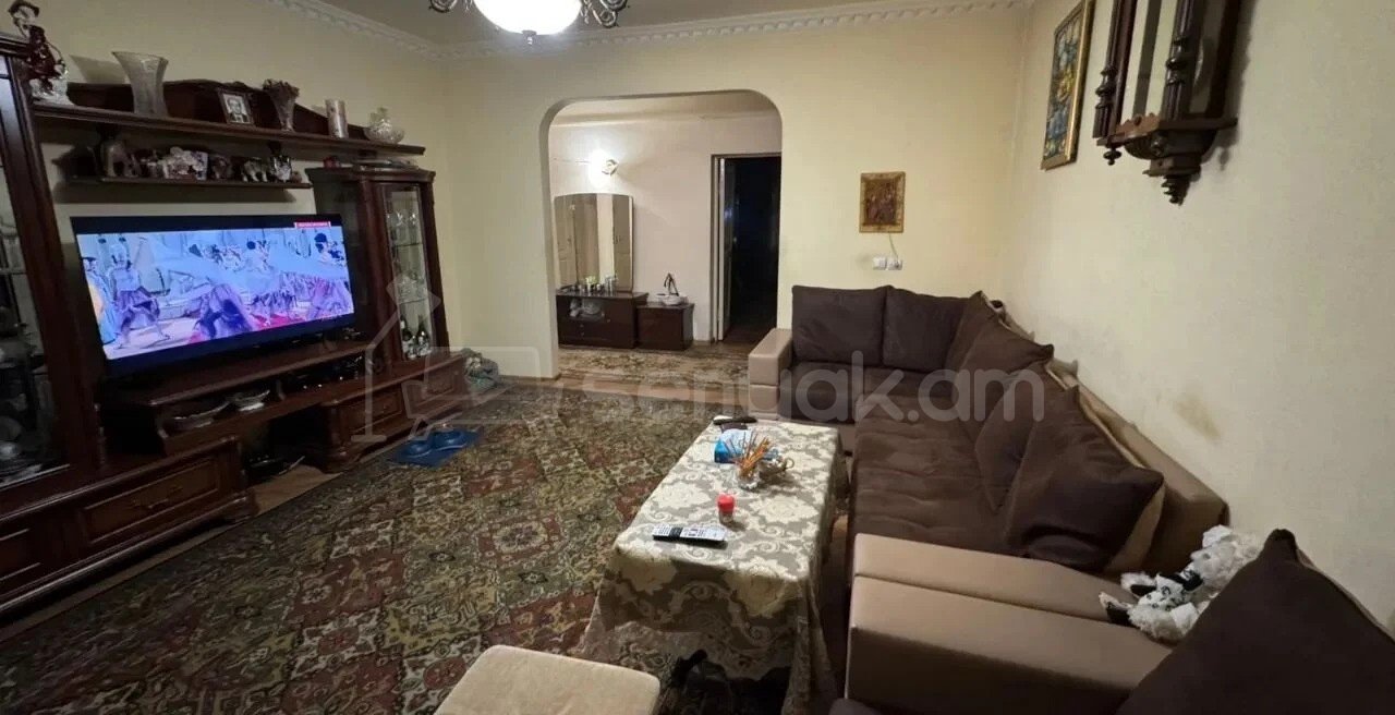 3 Սենյականոց Բնակարան Քարե Շենքում, 90քմ, 2/5 հարկ, Կոսմետիկ Վերանորոգված