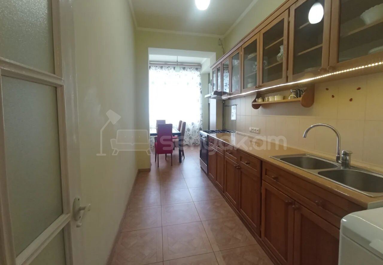 3 Սենյականոց Բնակարան Քարե Շենքում, 100քմ, 2/6 հարկ, Նորմալ Վիճակում