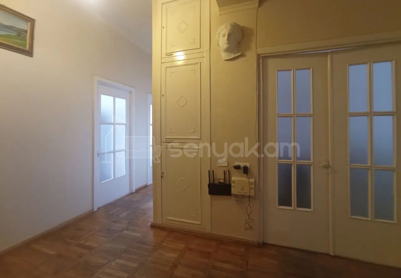 3 Սենյականոց Բնակարան Քարե Շենքում, 100քմ, 2/6 հարկ, Նորմալ Վիճակում
