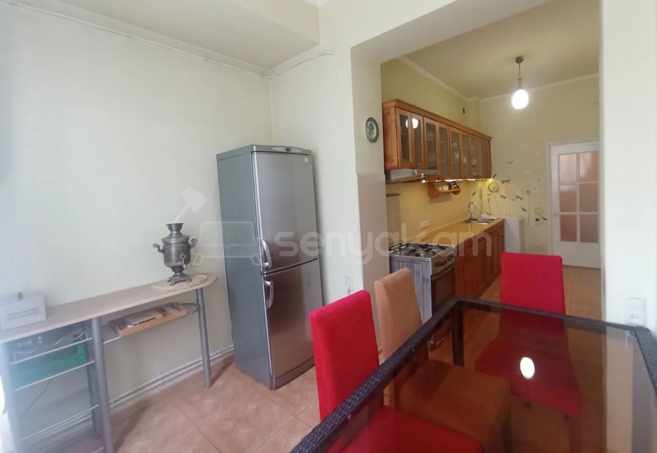 3 Սենյականոց Բնակարան Քարե Շենքում, 100քմ, 2/6 հարկ, Նորմալ Վիճակում