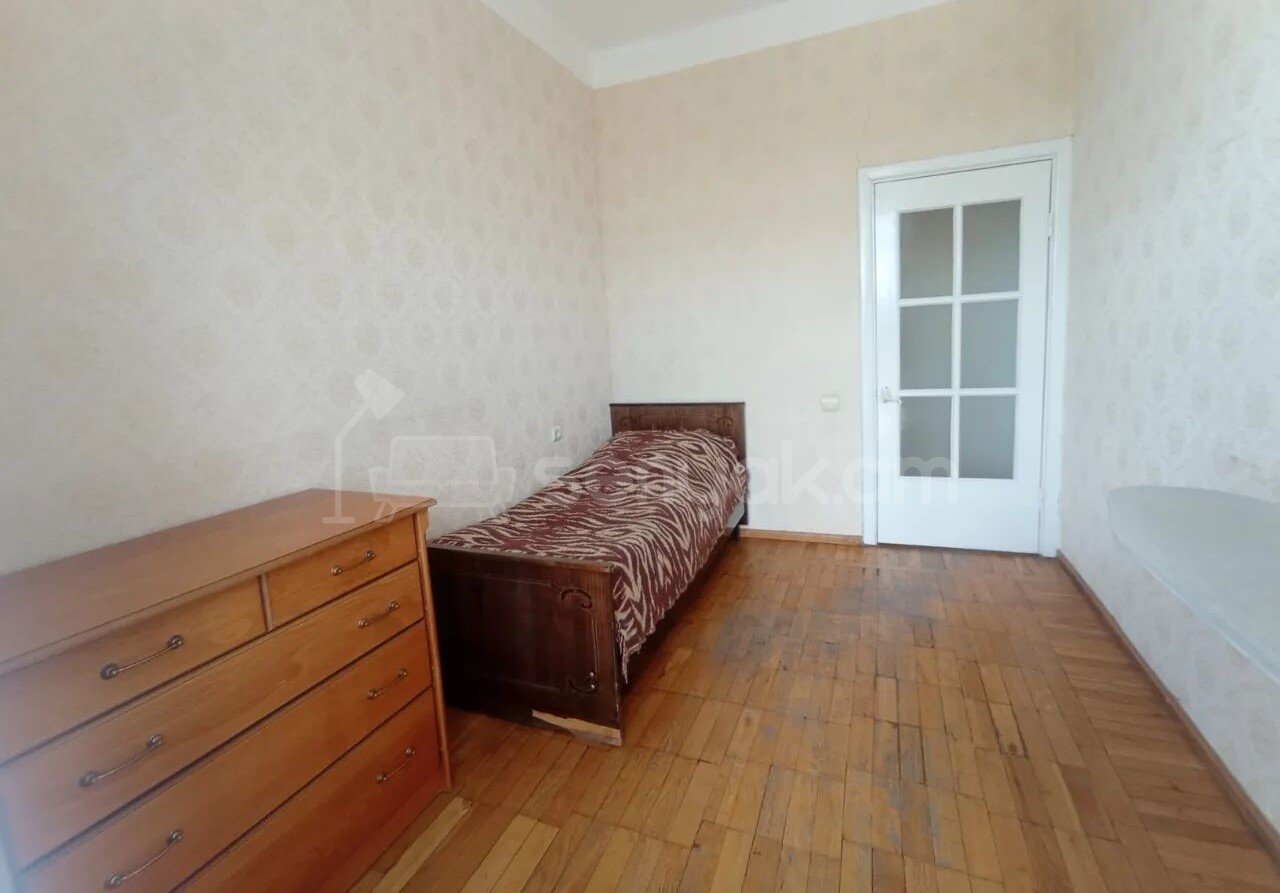 3 Սենյականոց Բնակարան Քարե Շենքում, 100քմ, 2/6 հարկ, Նորմալ Վիճակում