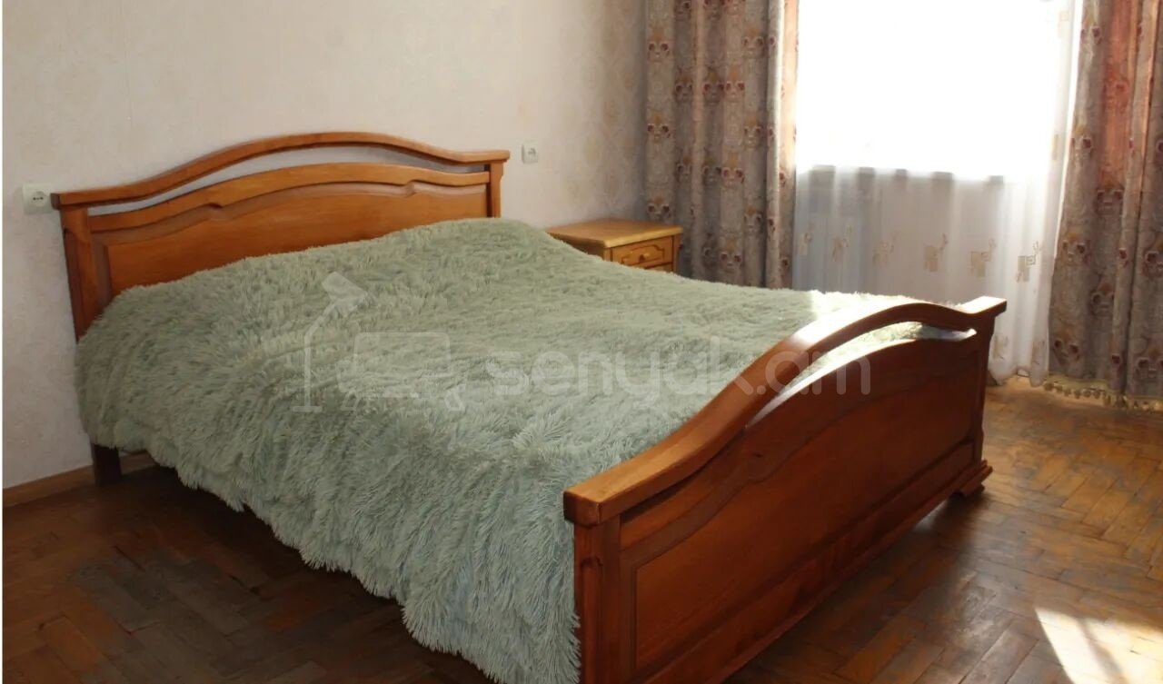 3 Սենյականոց Բնակարան Քարե Շենքում, 100քմ, 2/6 հարկ, Նորմալ Վիճակում