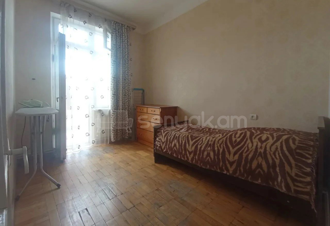 3 Սենյականոց Բնակարան Քարե Շենքում, 100քմ, 2/6 հարկ, Նորմալ Վիճակում
