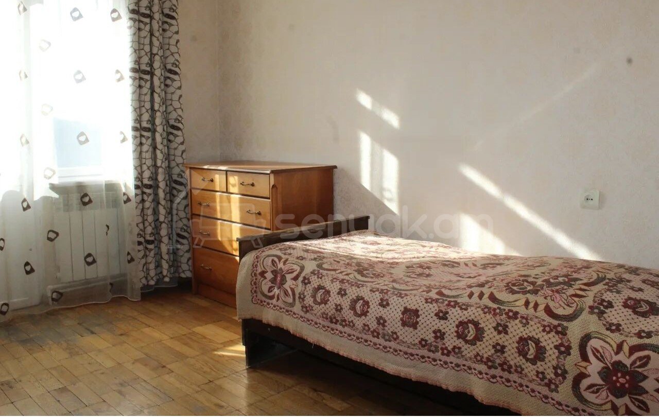 3 Սենյականոց Բնակարան Քարե Շենքում, 100քմ, 2/6 հարկ, Նորմալ Վիճակում