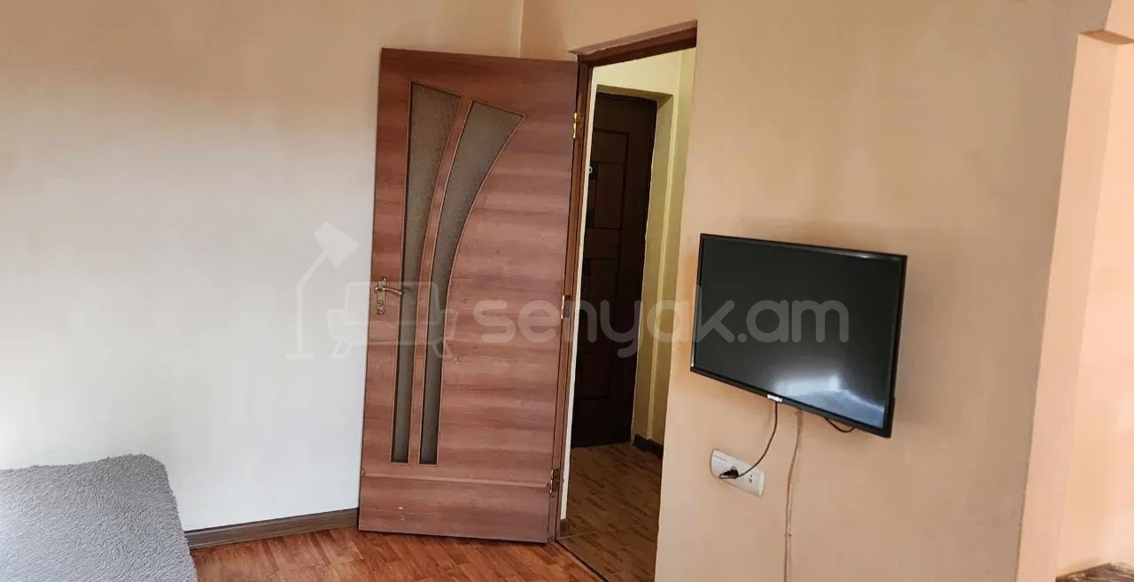 1 Սենյականոց Բնակարան Քարե Շենքում, 30քմ, 2/5 հարկ, Կապիտալ Վերանորոգված, Կահավորված