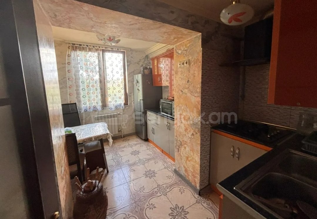 3 Սենյականոց Բնակարան Քարե Շենքում, 60քմ, 3/4 հարկ, Կապիտալ Վերանորոգված