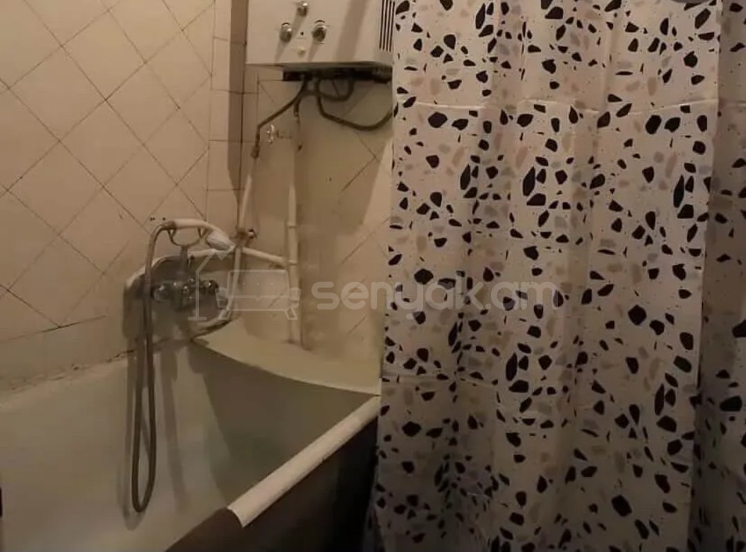 3 Սենյականոց Բնակարան Քարե Շենքում, 65քմ, 2/5 հարկ, Նորմալ Վիճակում, Կահավորված, Արևկող