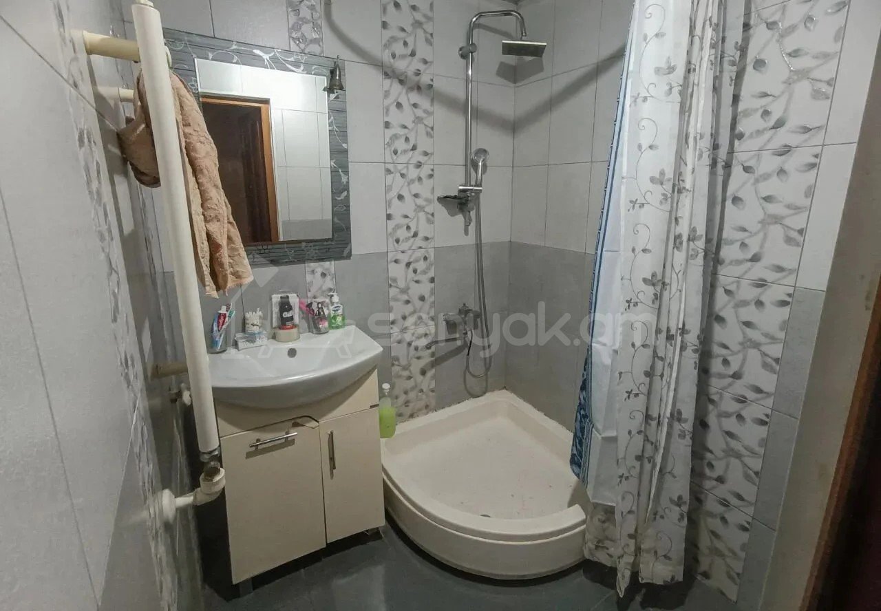 2 Սենյականոց Բնակարան Քարե Շենքում, 68քմ, 5/5 հարկ, Նորմալ Վիճակում