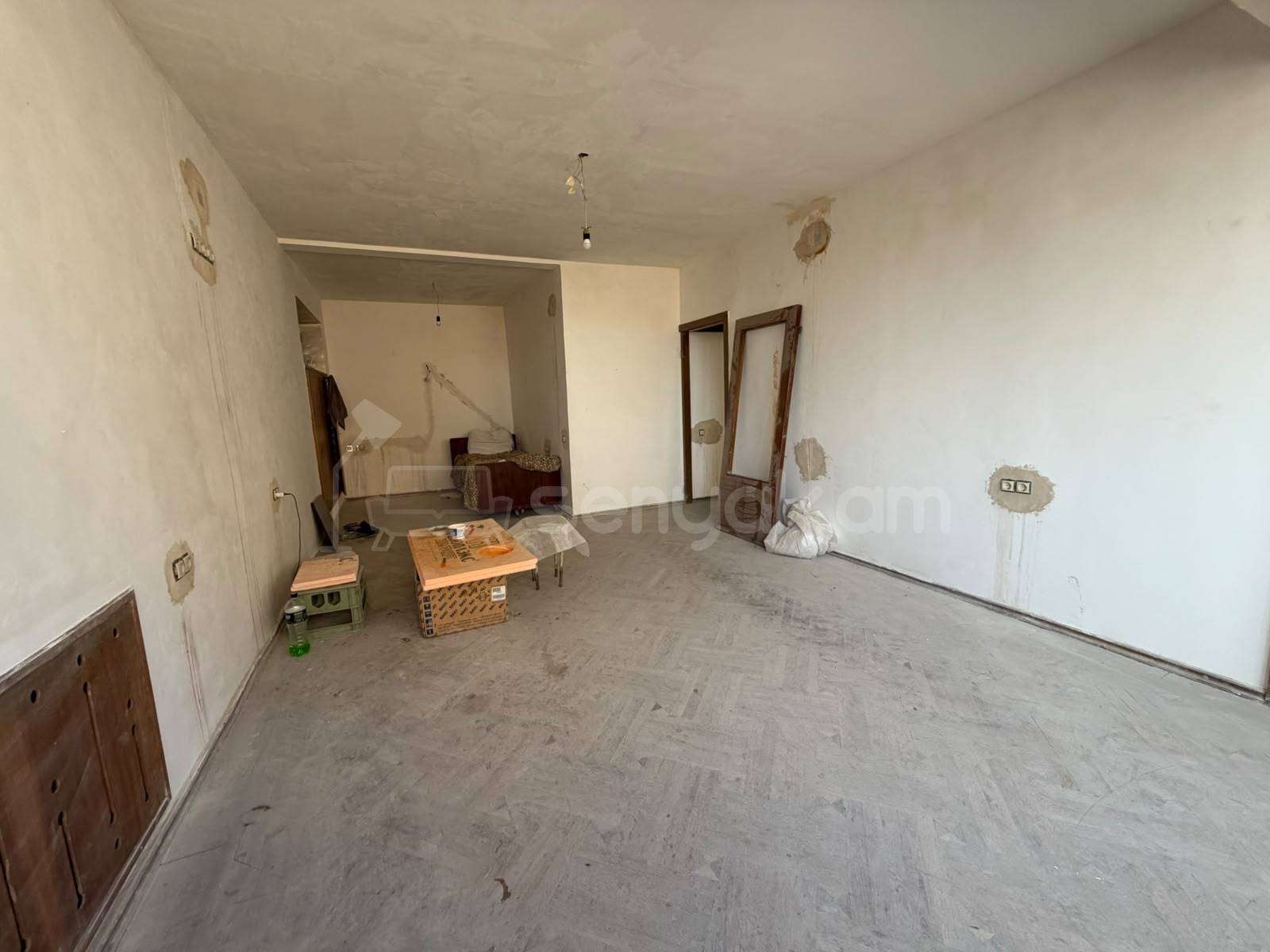 1 Սենյականոց Բնակարան Քարե Շենքում, 48քմ, 3/5 հարկ, Պետական Վիճակում