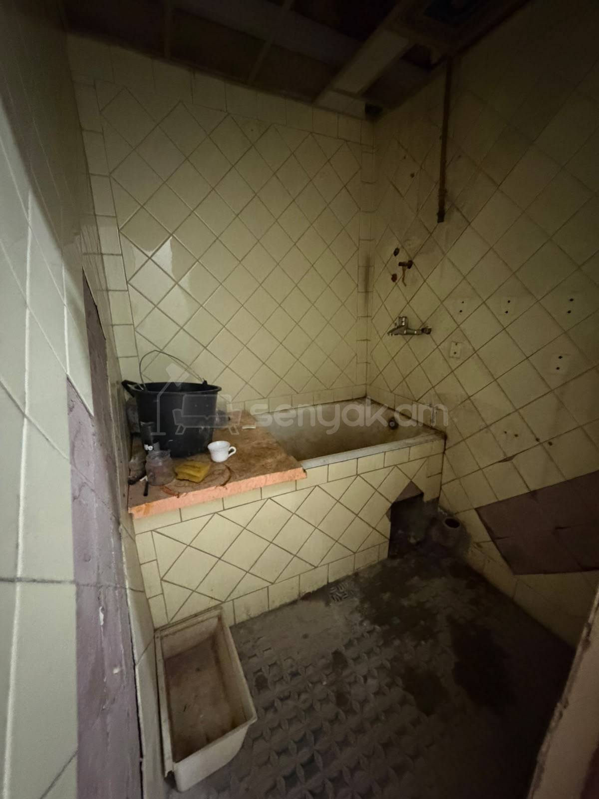 1 Սենյականոց Բնակարան Քարե Շենքում, 48քմ, 3/5 հարկ, Պետական Վիճակում