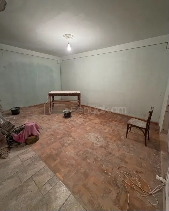 3 Սենյականոց Բնակարան Քարե Շենքում, 70քմ, 2/5 հարկ, Նորմալ Վիճակում
