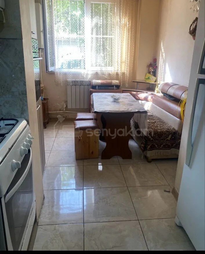 3 Սենյականոց Բնակարան Քարե Շենքում, 78քմ, 1/5 հարկ, Նորմալ Վիճակում
