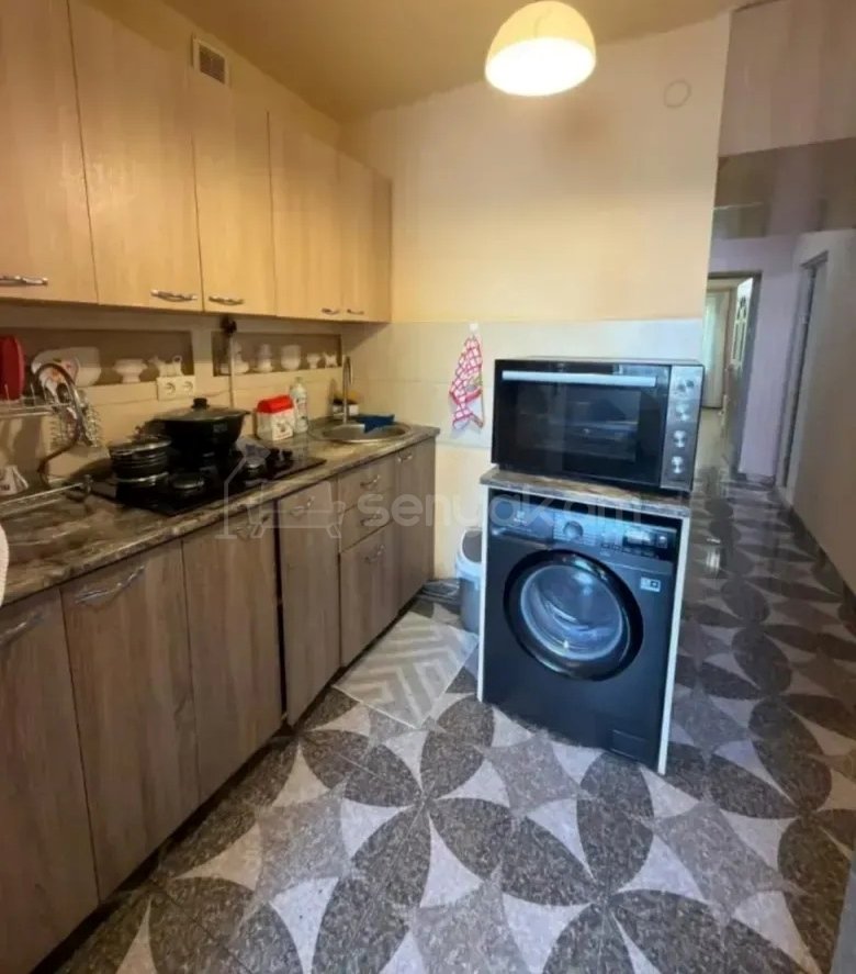 3 Սենյականոց Բնակարան Քարե Շենքում, 70քմ, 1/4 հարկ, Կապիտալ Վերանորոգված