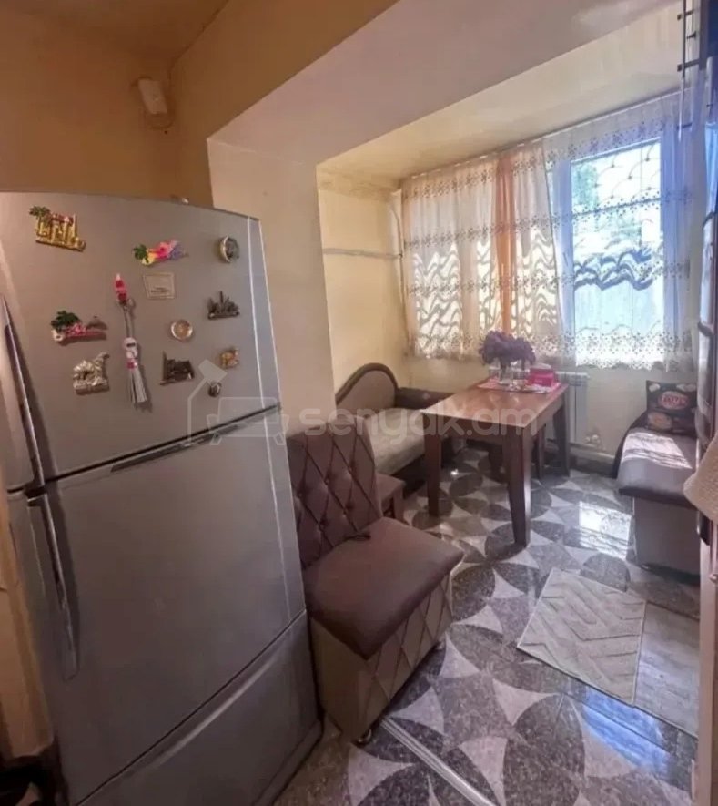 3 Սենյականոց Բնակարան Քարե Շենքում, 70քմ, 1/4 հարկ, Կապիտալ Վերանորոգված