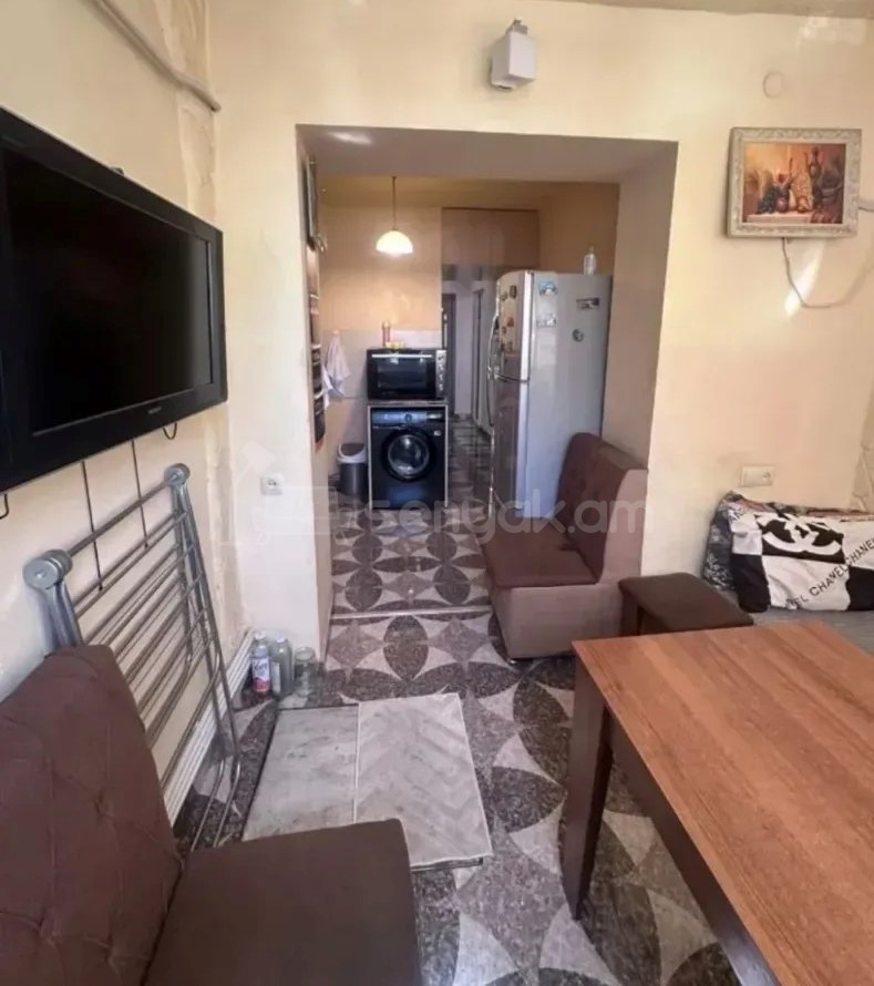3 Սենյականոց Բնակարան Քարե Շենքում, 70քմ, 1/4 հարկ, Կապիտալ Վերանորոգված
