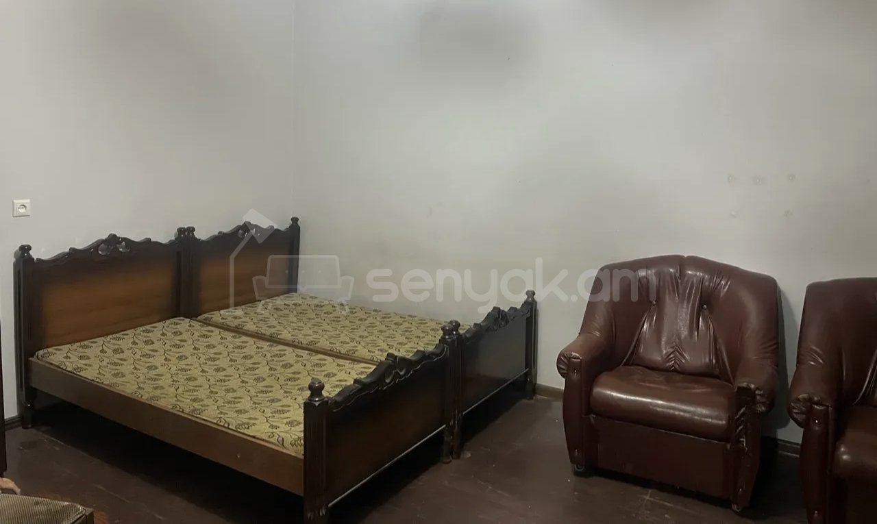 1 Սենյականոց Բնակարան Քարե Շենքում, 40քմ, 1/1 հարկ, Նորմալ Վիճակում, Կահավորված, Արևկող