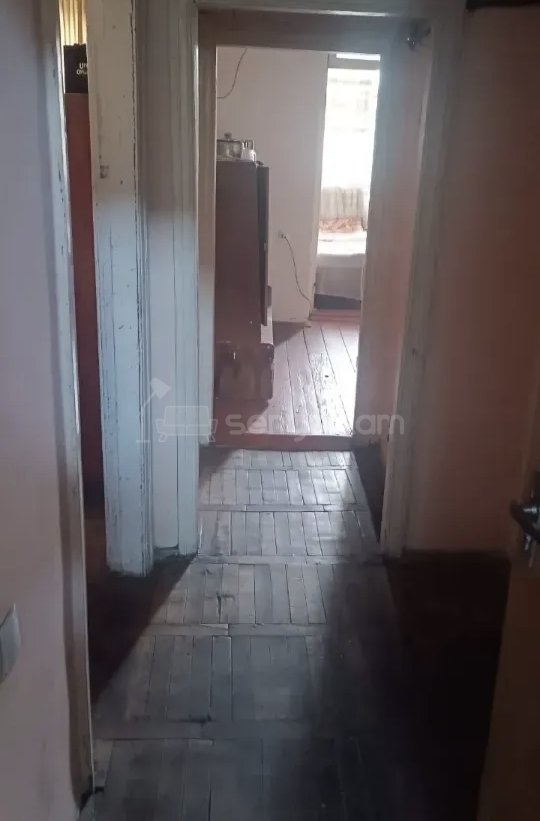 1 Սենյականոց Բնակարան Քարե Շենքում, 40քմ, 3/5 հարկ, Նորմալ Վիճակում, Կահավորված, Արևկող