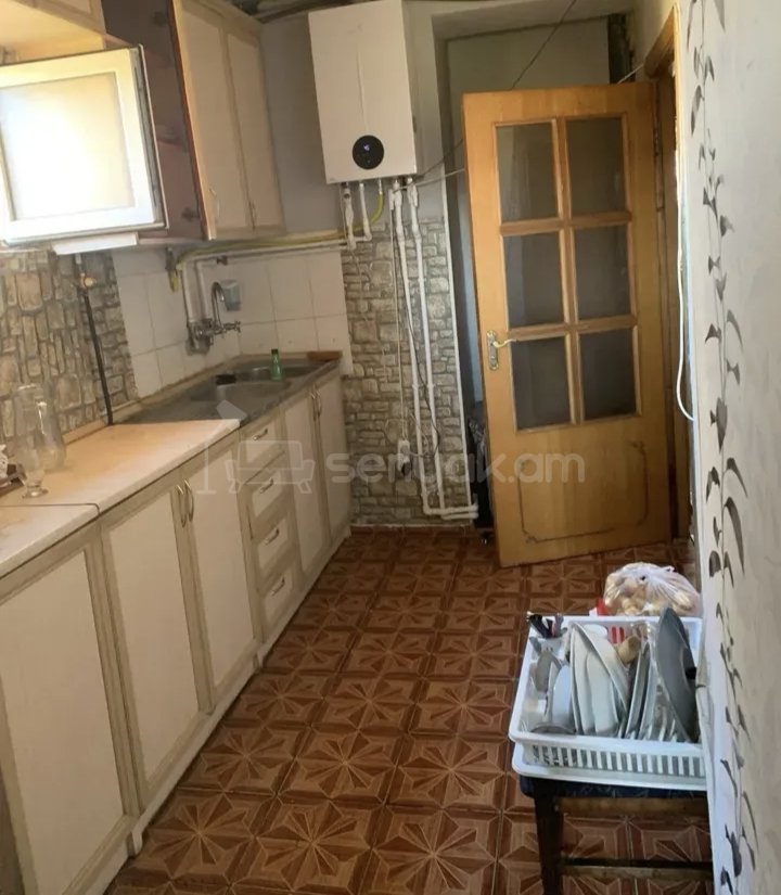 3 Սենյականոց Բնակարան Քարե Շենքում, 68քմ, 5/5 հարկ, Նորմալ Վիճակում, Կահավորված, Արևկող