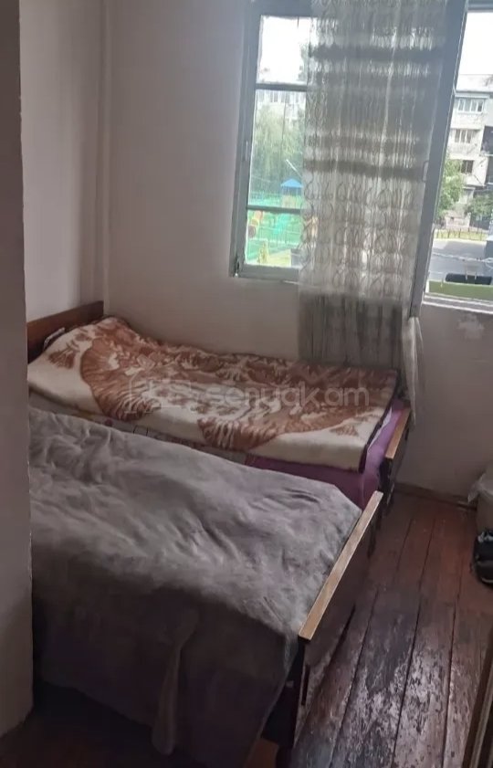 1 Սենյականոց Բնակարան Քարե Շենքում, 45քմ, 3/5 հարկ, Նորմալ Վիճակում, Կահավորված, Արևկող