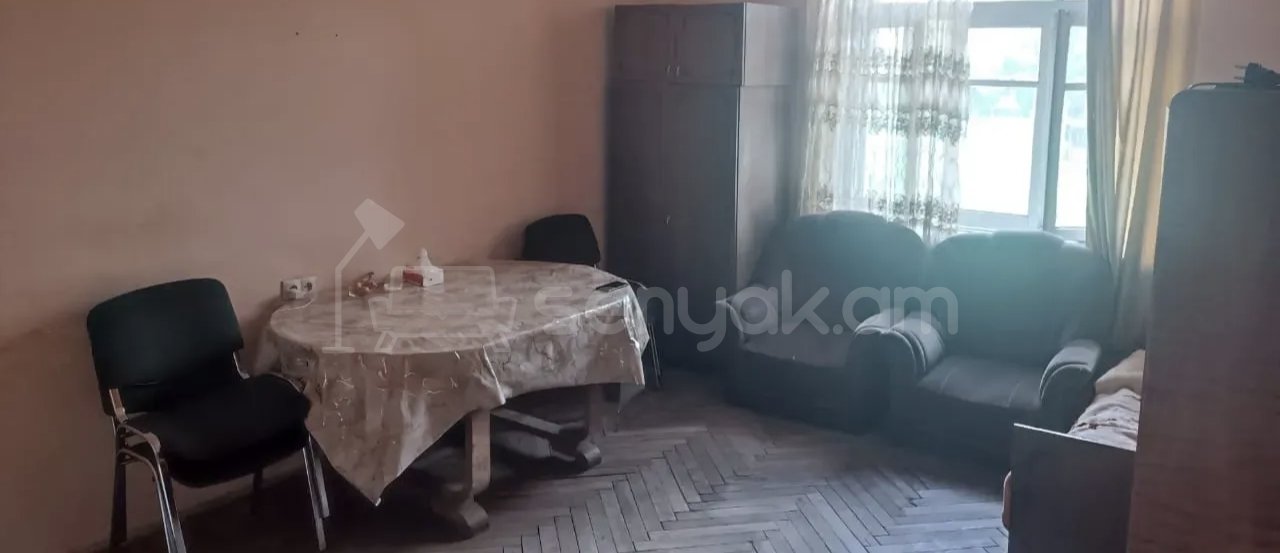 1 Սենյականոց Բնակարան Քարե Շենքում, 45քմ, 3/5 հարկ, Նորմալ Վիճակում, Կահավորված, Արևկող