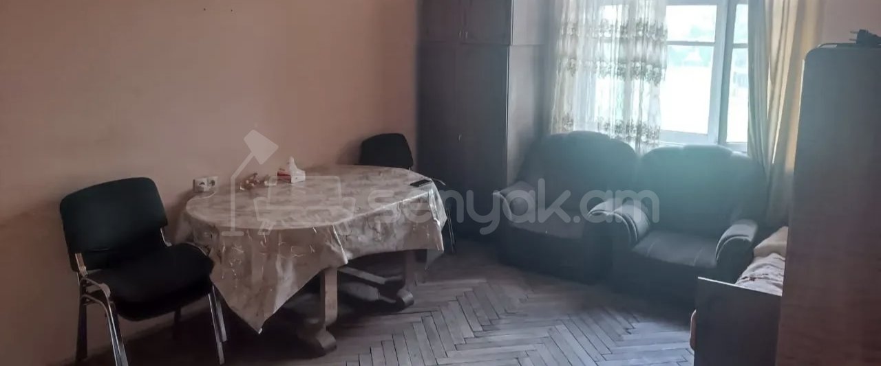 1 Սենյականոց Բնակարան Քարե Շենքում, 45քմ, 3/5 հարկ, Նորմալ Վիճակում, Կահավորված, Արևկող
