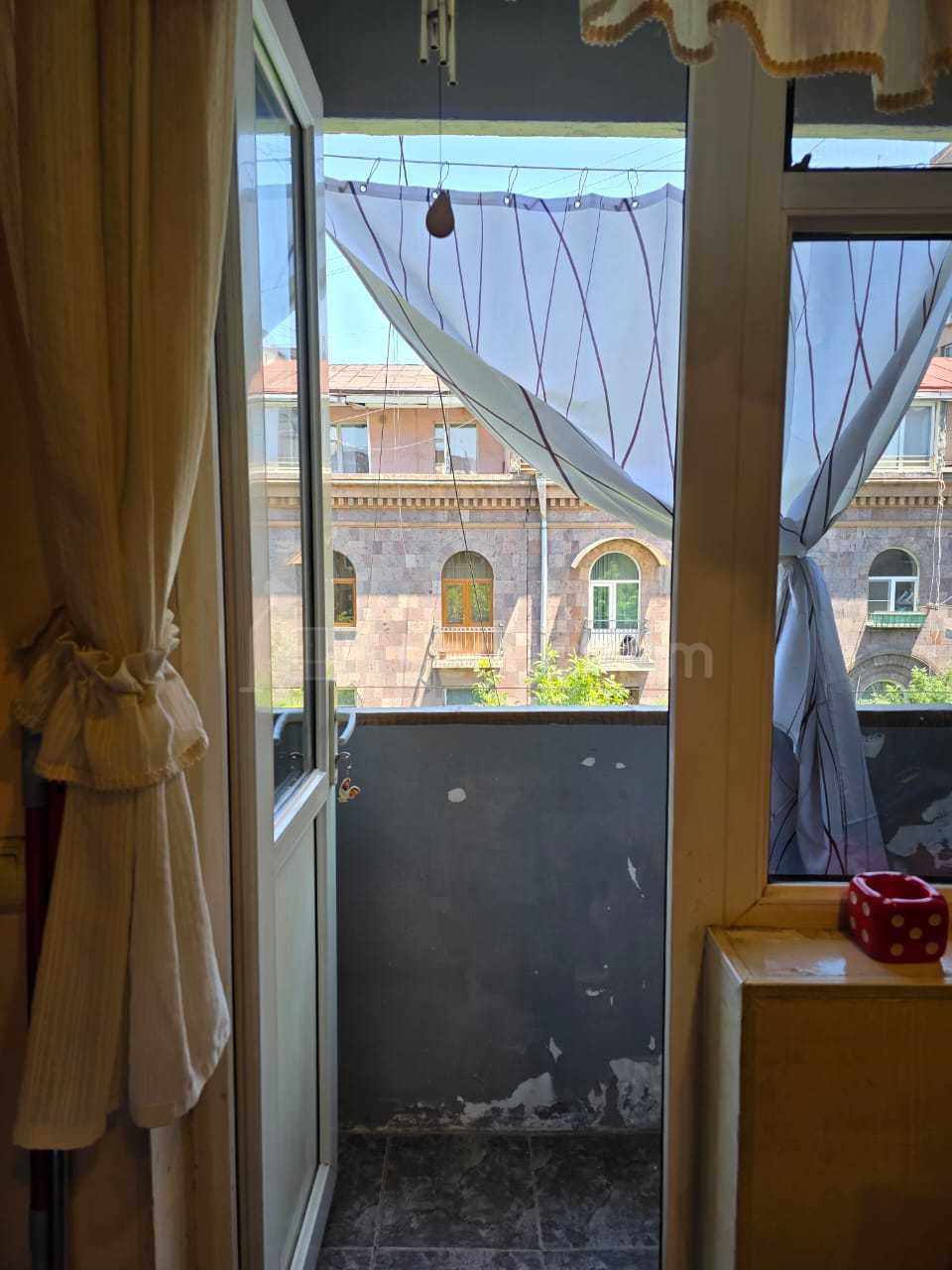 1 Սենյականոց Բնակարան Քարե Շենքում, 40քմ, 5/5 հարկ, Նորմալ Վիճակում