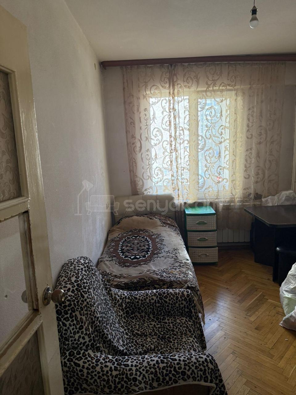 4 Սենյականոց Բնակարան Քարե Շենքում, 91քմ, 3/5 հարկ, Նորմալ Վիճակում